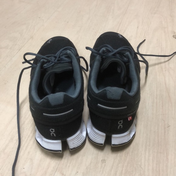 On cloud running shoes - Picture 4 of 5